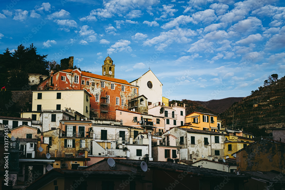 Village de Manarola avec des maisons aux façades colorées, village typique des Cinque Terre, Italie
