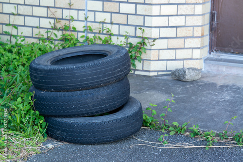 放置されたタイヤ