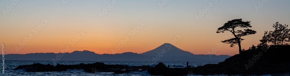 富士山のシルエットが見える夕焼け　秋谷立石海岸にて　パノラマ