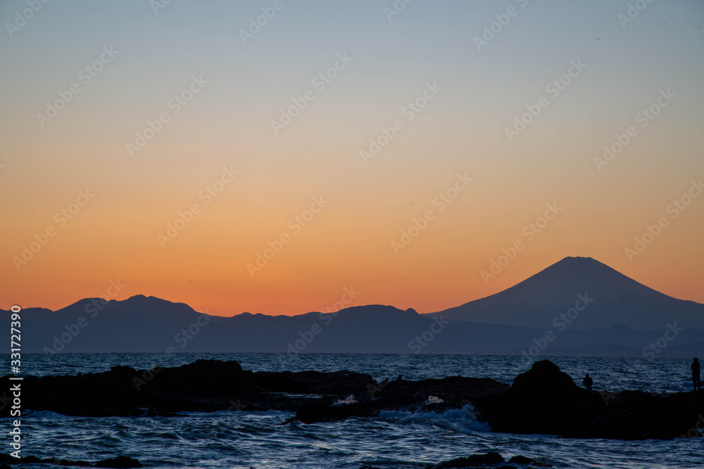 富士山のシルエットが見える夕焼け　秋谷立石海岸にて