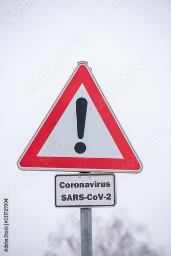 Schild mit Coronavirus SARS CoV 2
