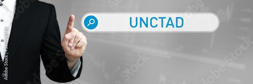 UNCTAD. Mann im Anzug zeigt mit dem Finger auf ein Suchfeld. Das Wort UNCTAD steht in der Suche. Symbol für Business, Finanzen, Statistik, Analyse, Wirtschaft photo