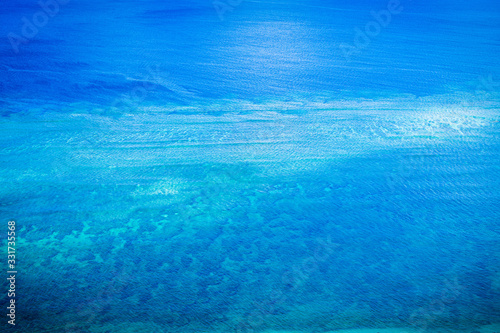 青く澄んだ海の表面