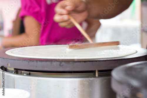 Fotografía utensilio de madera para hacer crepes