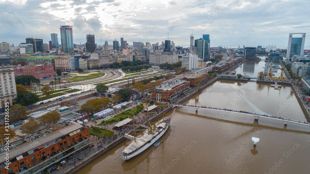 Naklejka premium Widok z lotu ptaka Puerto Madero w Buenos Aires - Argentyna.