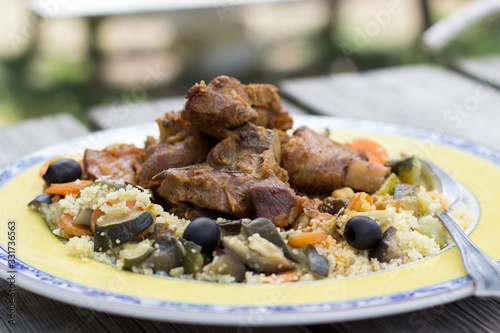 plato de cuscus de cordero y vegetales