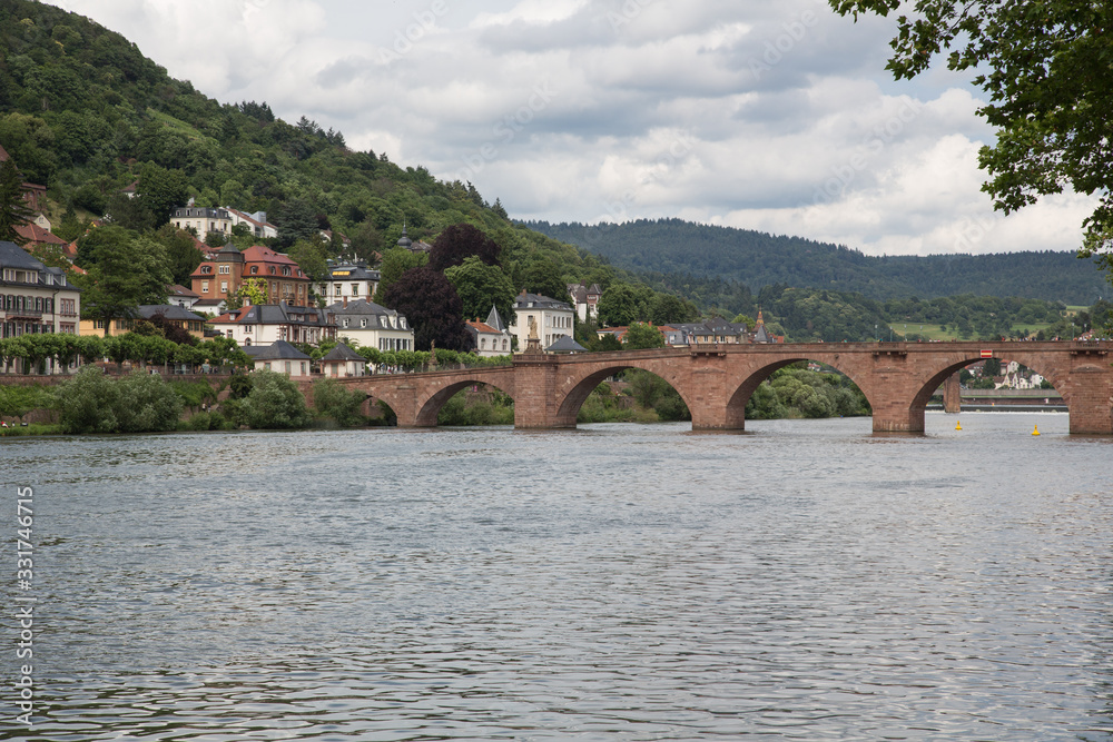 Heidelberg, Deutschland: Blick auf die Alte Brücke (Karl-Theodor-Brücke) über den Neckar