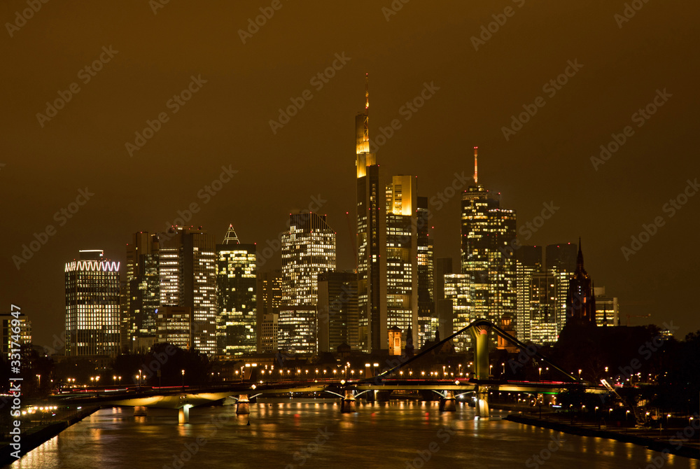 Skyline von Frankfurt am Main in Hessen, Deutschland bei Nacht