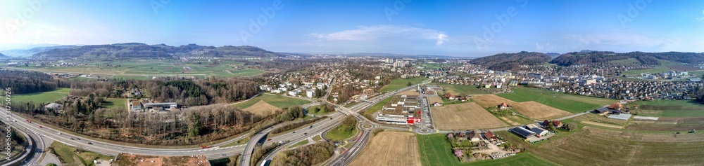 Panorama der Autobahn A6 bei Muri, Bern, Schweiz