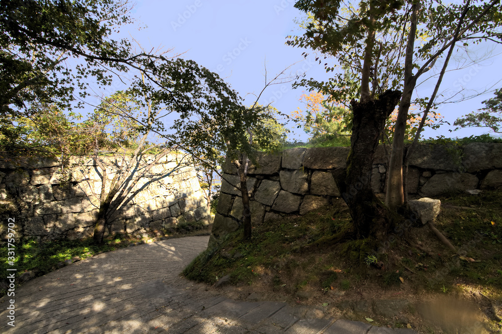 秋の丸亀城の二の丸虎口の風景