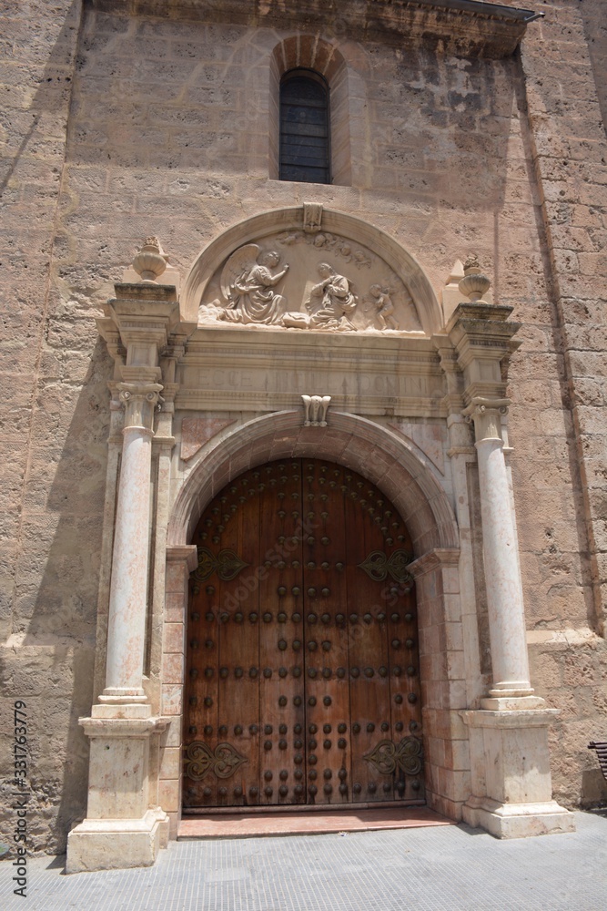 Puerta de la iglesia de la Encarnación de Loja en Granada, España