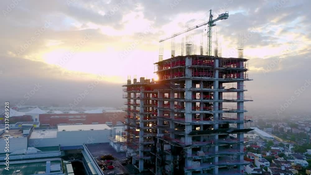 Toma aérea de un edificio en construcción