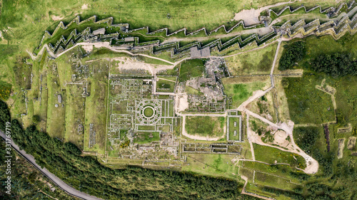 Fotografía Aerial shot of Archeological inca ruins site in Cusco, Peru: Sacsayhuamán