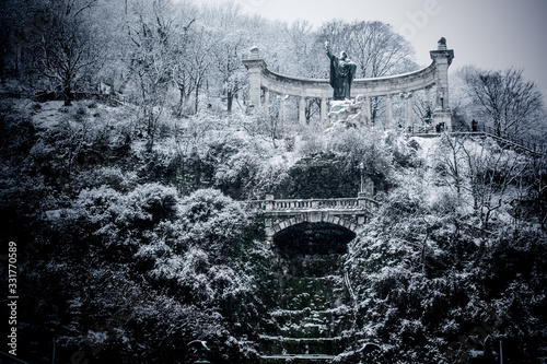 Tableau sur toile Gellert Hill park in Budapest in winter covered in snow