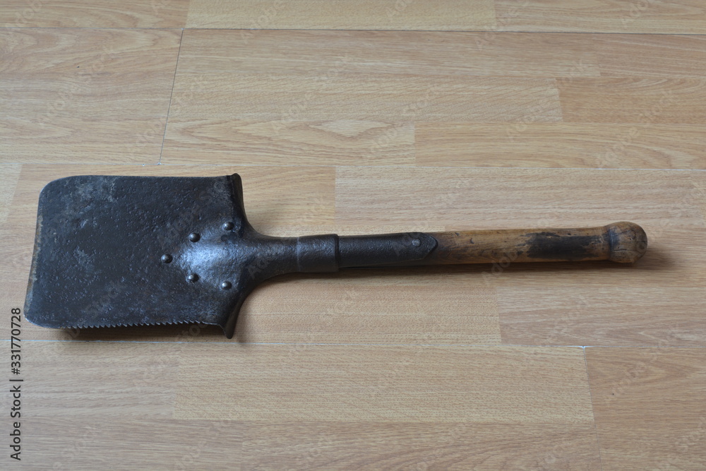 WW1 pioneer spade with serrated edge