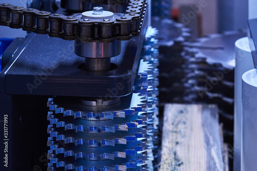 Chain drive and cutter for processing flat surfaces of wood in a woodworking machine