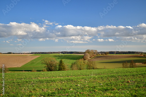 Landschaft in Oberschwaben mit blauem Himmel und Wolken