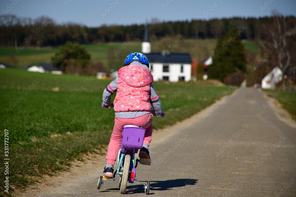 Kind auf dem Fahrrad, Mädchen fährt schnell