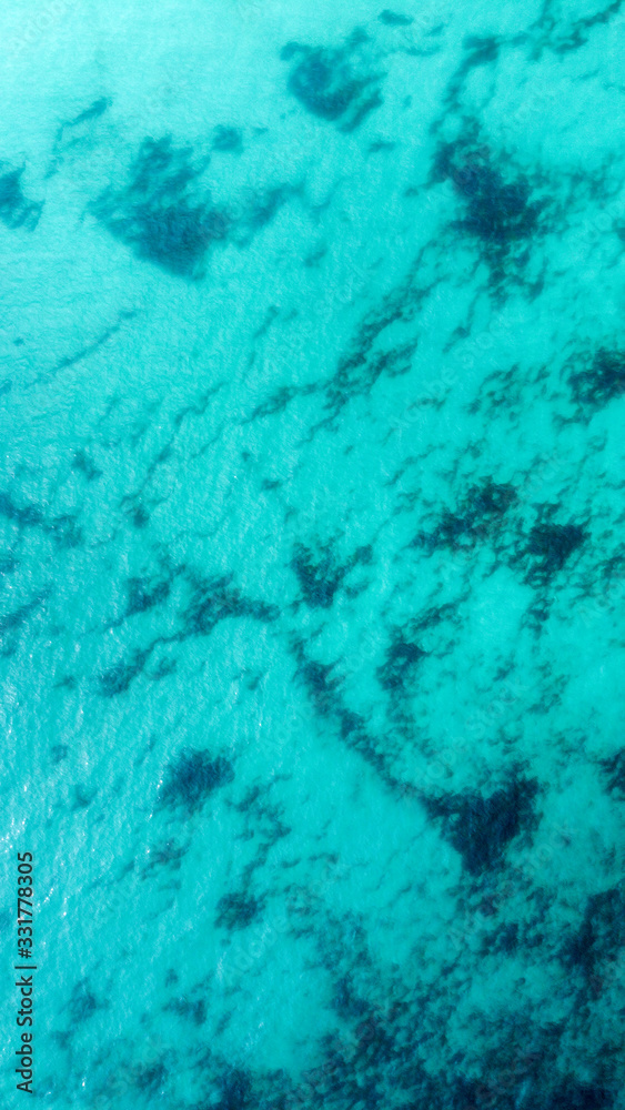 Agua turquesa con drone  