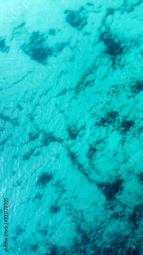 Agua turquesa con drone 