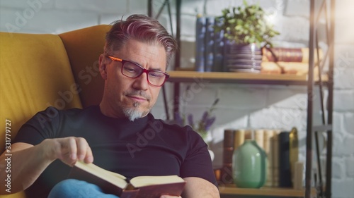 Fotografía Stay at home - Older white man in glasses reading at home