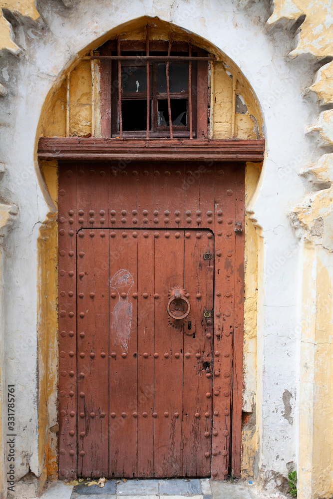 Fototapeta premium Puerta marrón en Tánger, Marruecos