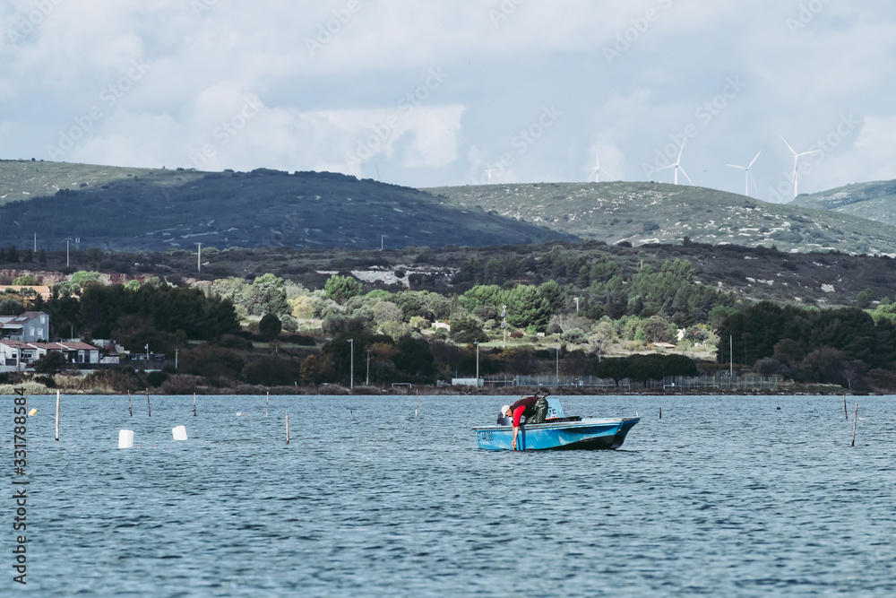 Fototapeta premium Paysage de bord de mer avec petit bateau de pêcheur 