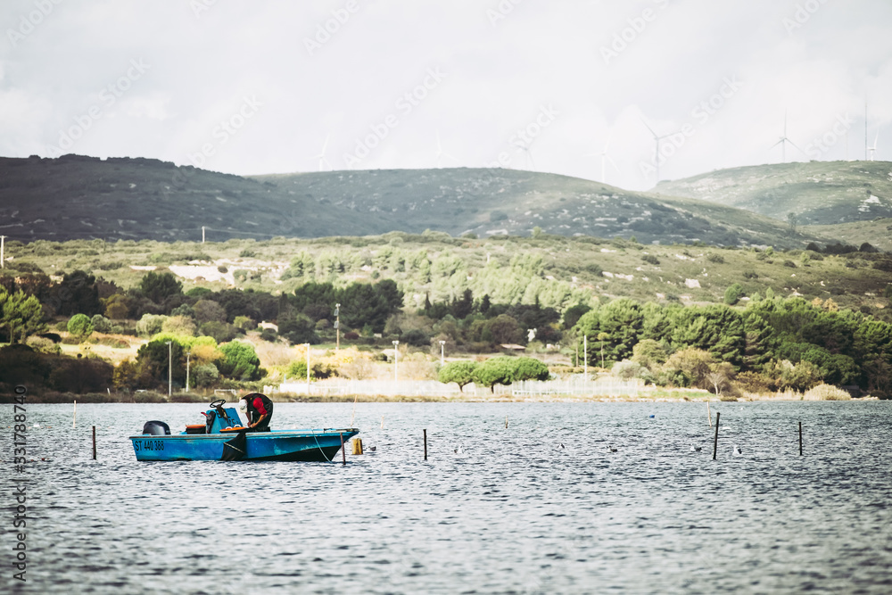 Paysage de bord de mer avec petit bateau de pêcheur	