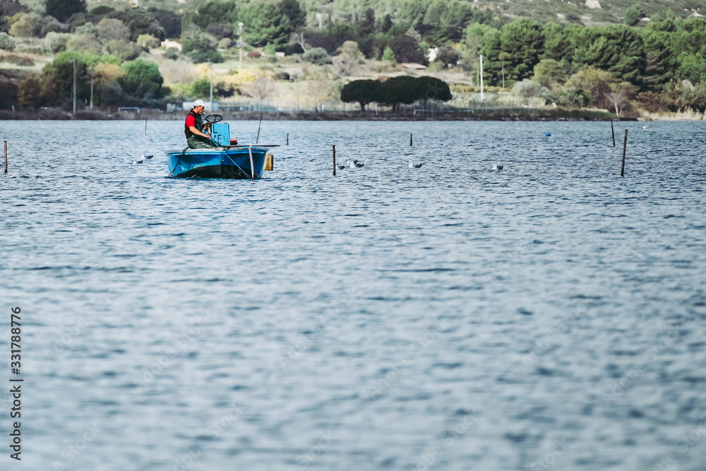 Naklejka premium Paysage de bord de mer avec petit bateau de pêcheur