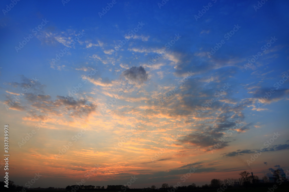 Błękitne niebo po zachodzie słońca niebo z kolorowymi chmurami	