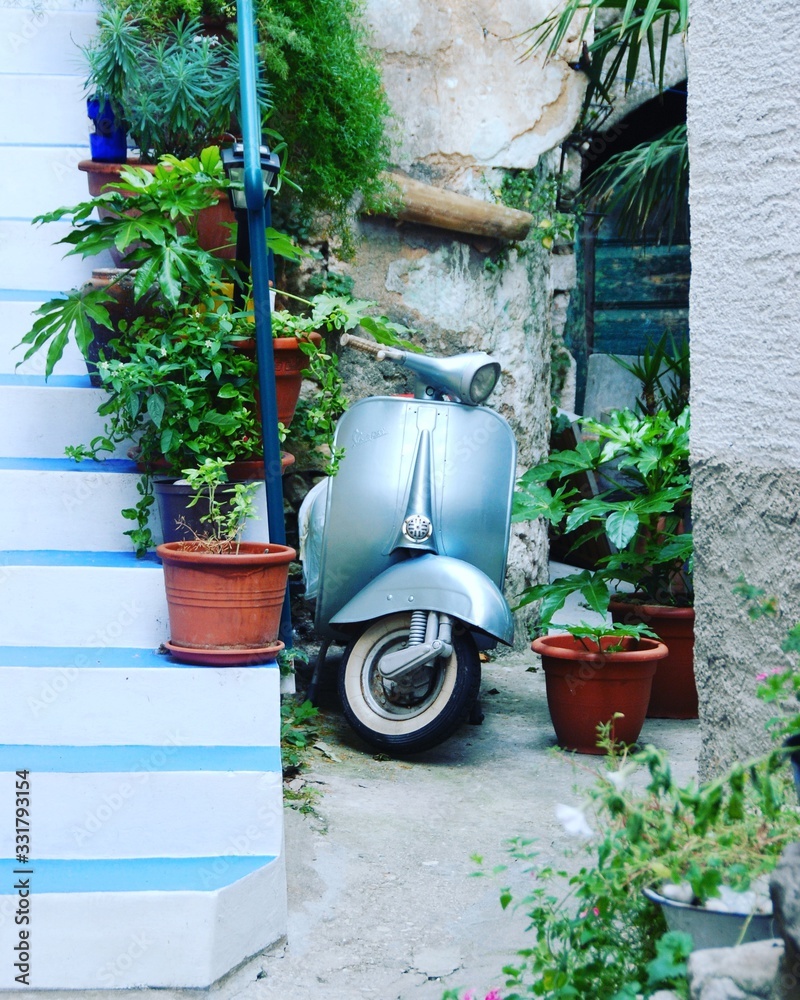 moto antigua en patio interior de una casa