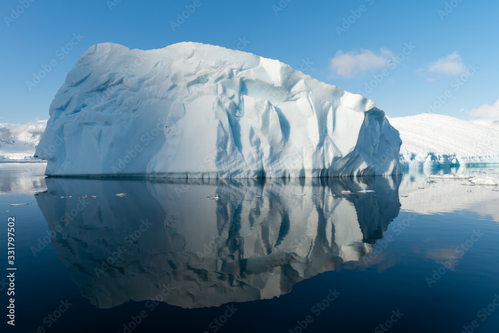 Obraz premium Ice berg reflected in calm water in the Errera Channel in Antarctica
