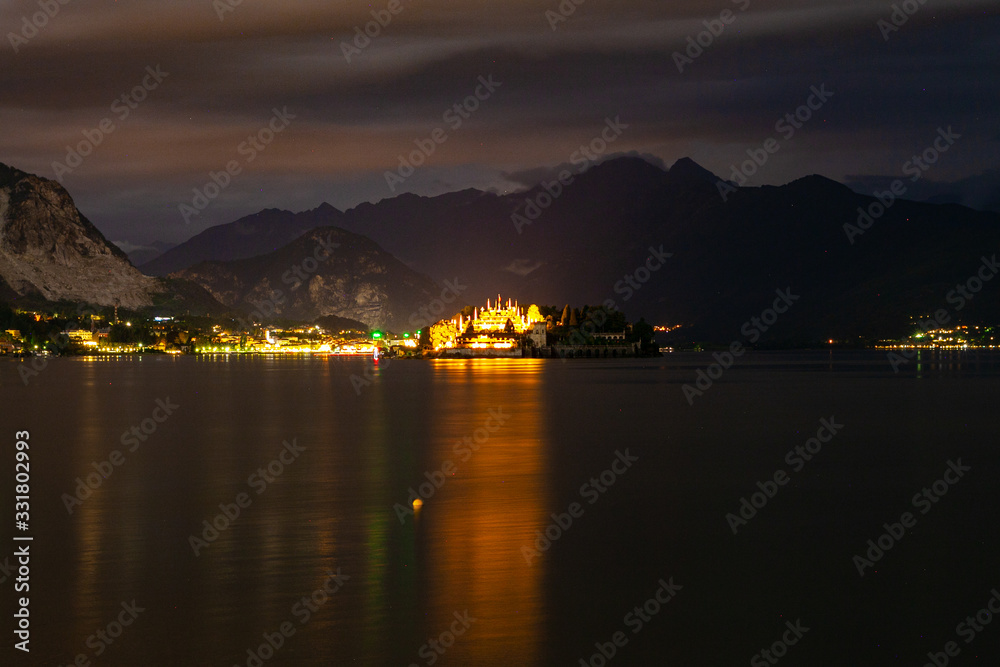 Panorama notturno del Lago Maggiore con l'Isola Bella e la riva di Stresa, Piemonte, Italia