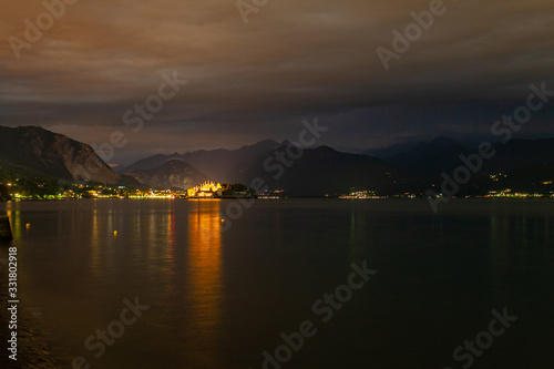 Panorama notturno del Lago Maggiore con l'Isola Bella e la riva di Stresa, Piemonte, Italia © oltrelautostrada
