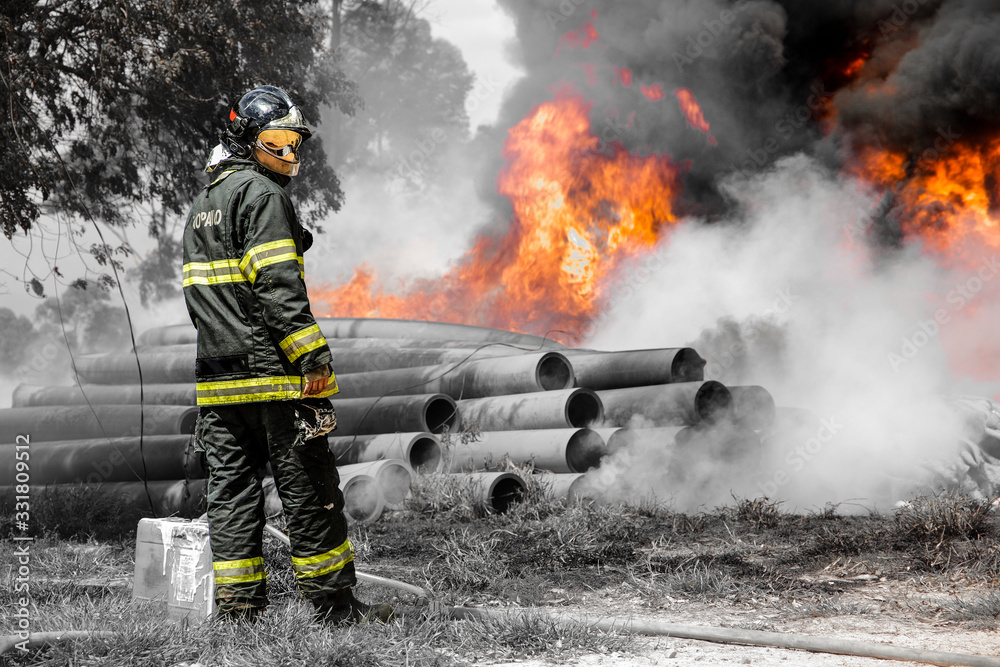 Obraz premium Fireman preparing to stop the flames