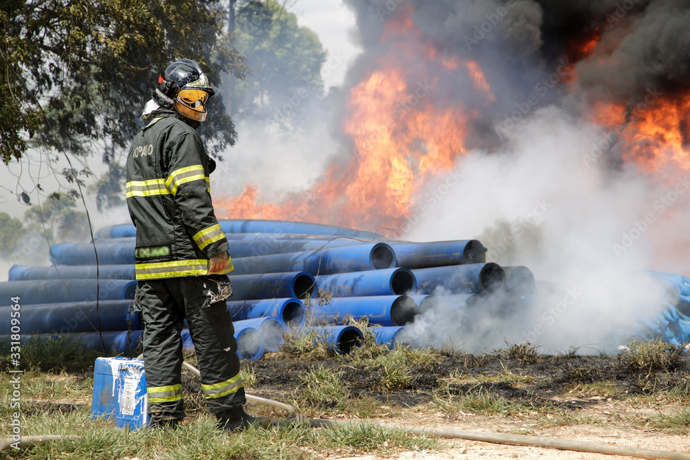 Naklejka premium Fireman preparing to stop the flames