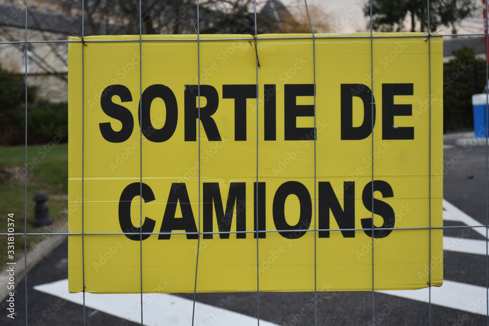 Panneau de chantier : sortie de camions. Panneau de chantier : sortie de camions.