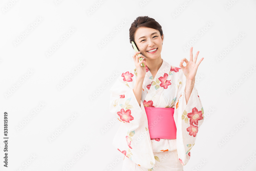 浴衣を着た女性 電話 浴衣を着た女性 電話