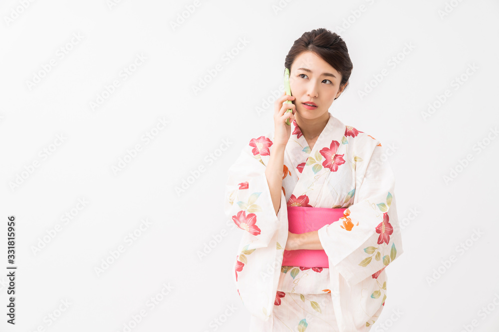 浴衣を着た女性 電話 考える 浴衣を着た女性 電話 考える