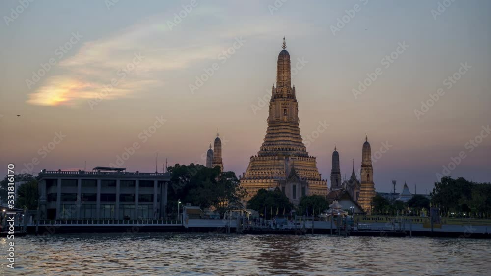 Time lapse, Wat arun, Boat traffic in the Chao Phraya River Time lapse, Wat arun, Boat traffic in the Chao Phraya River