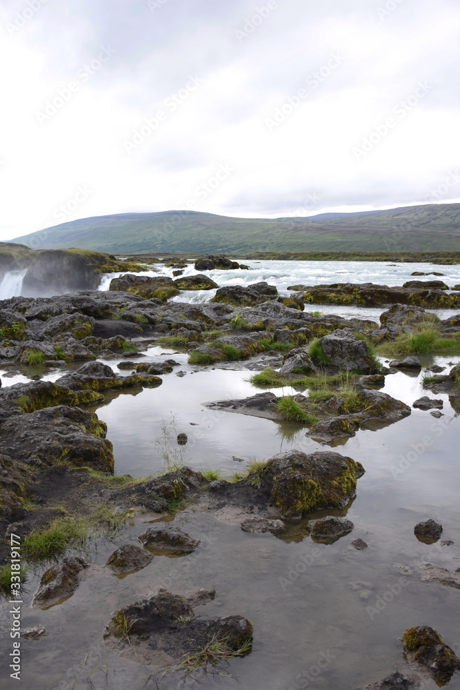 Fototapeta premium waterfall and rocks