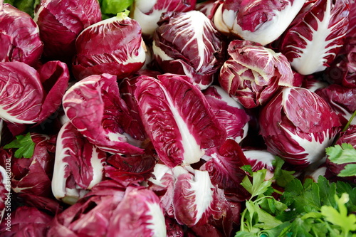 Foto Group of Veronese red radicchio ready to be sold at the market.