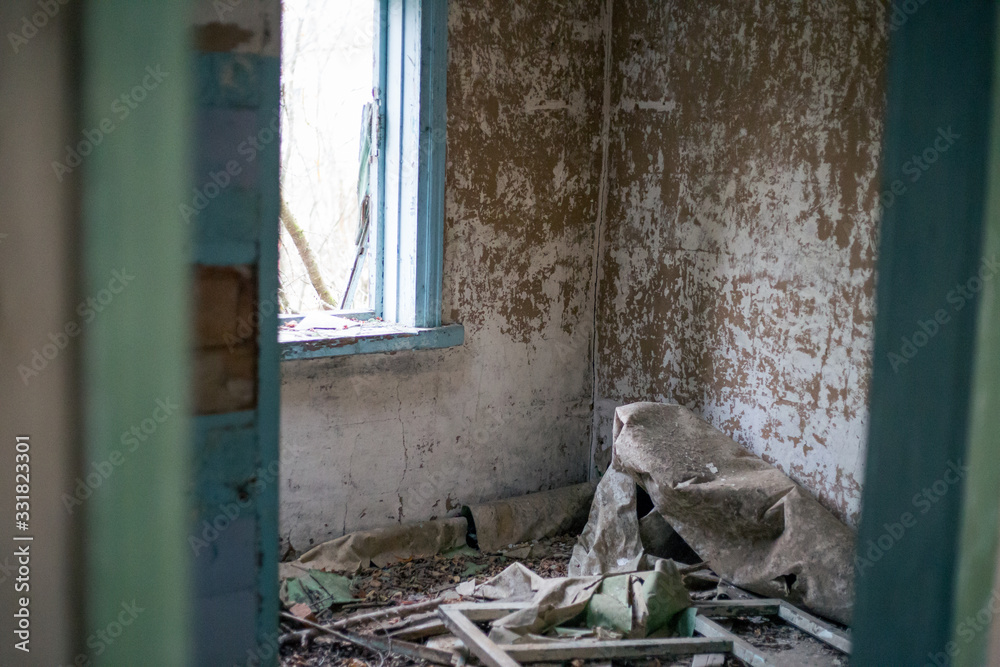 Obraz premium Old ruined house in Pripyat in Chernobyl
