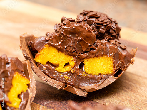 Gourmet Easter egg, with dulce de leche, brigadeiro, biscuit and chocolate