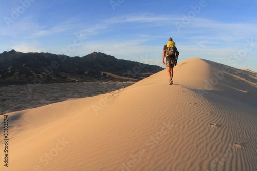 Tableau sur toile Hiking Kelso Dunes, Mojave National Preserve