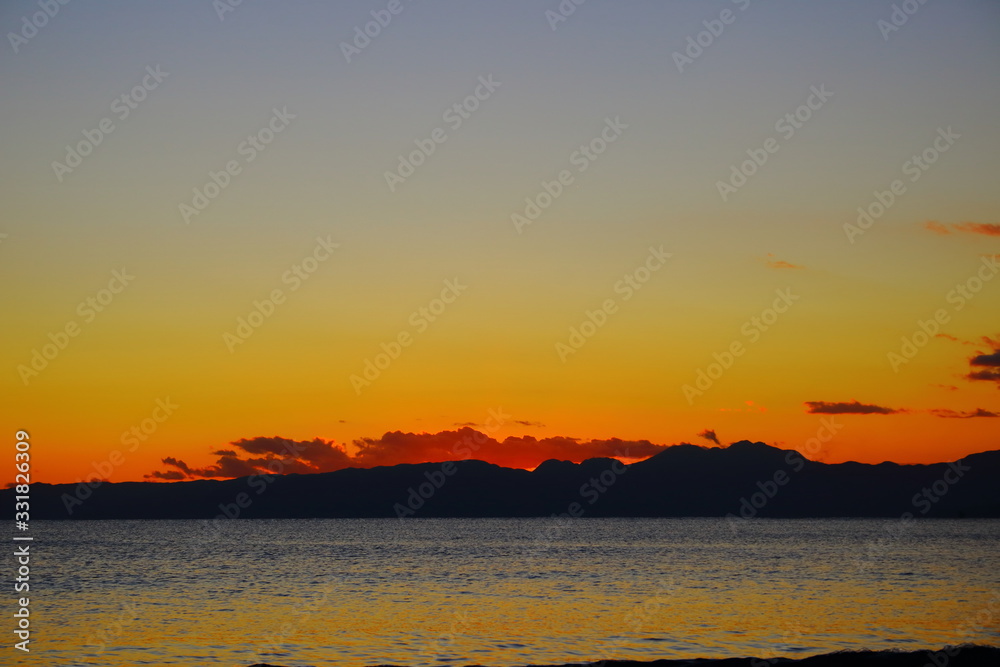 海の夕暮れ（江の島付近から伊豆半島を臨む）