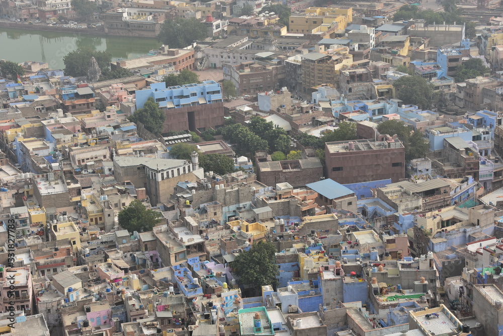 インドのラジャスタン州のジョードプル
メヘラーンガル砦から見る城下町
ブルーシティーと呼ばれる美しい街並み
レンガ造りの古い建物や青色の住宅
