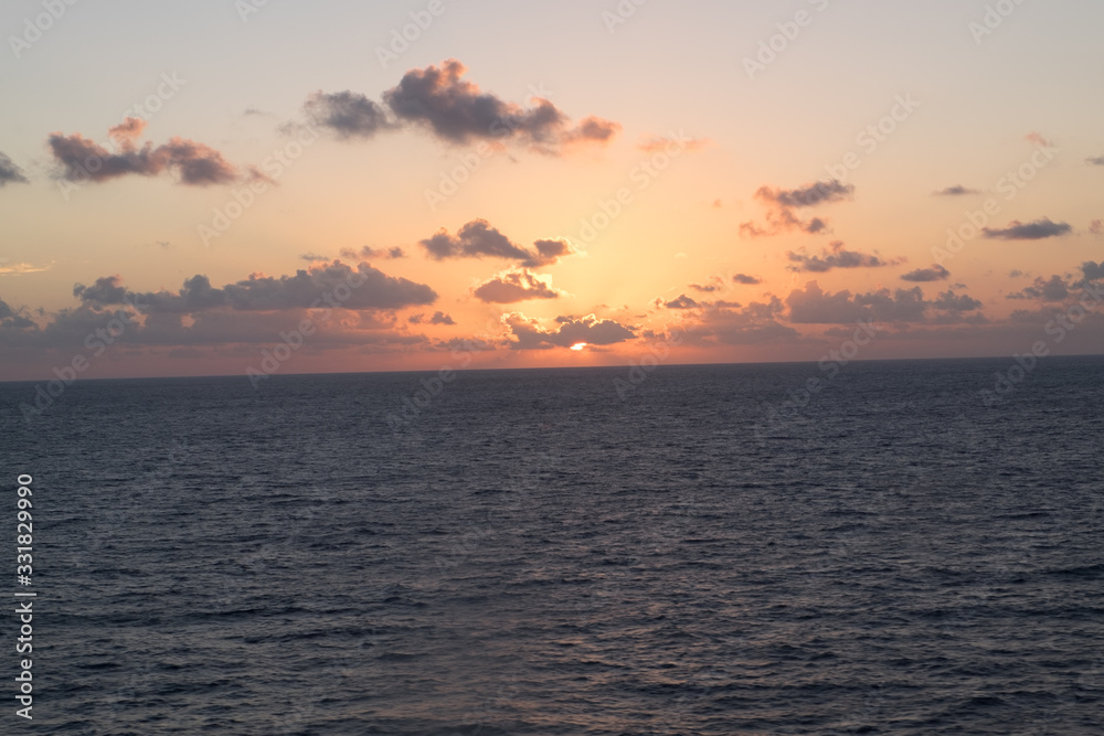 Fototapeta premium Sun set over the ocean
