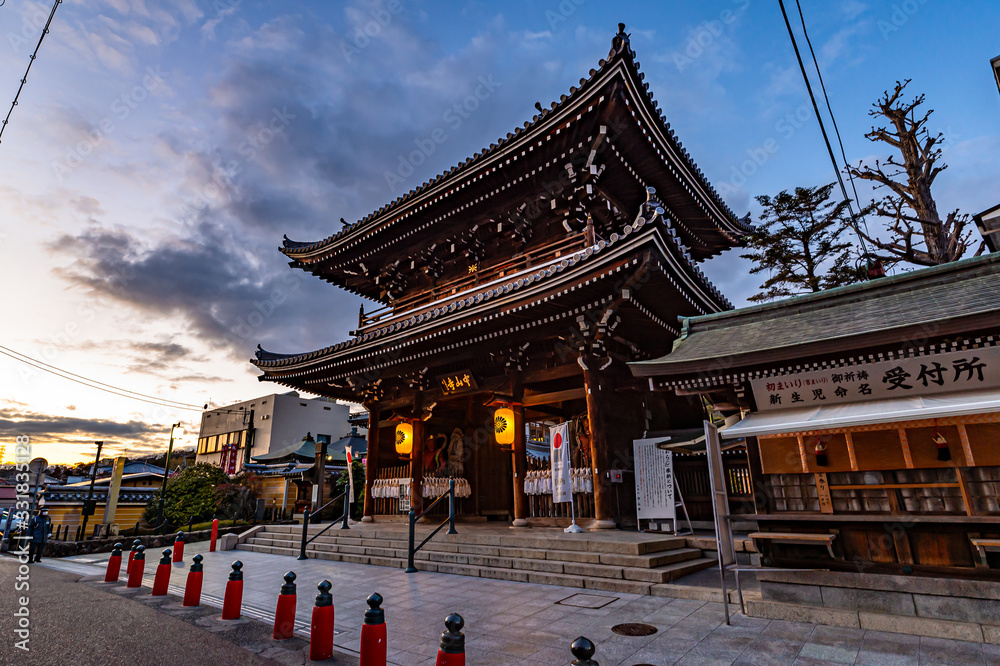 宝塚中山観音山門の夕暮れ