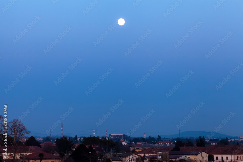 luna piena e illuminata sopra la città di Palmanova.